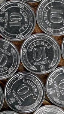 Bozuk paraların tersi 10 Ukrayna Hryvnia 'sı yavaşça döner. Üst Manzara. Dikey. Yakın plan..