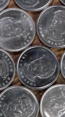 Bozuk paraların tersi. İvan Mazepa 'nın portresiyle 10 Ukrayna Hryvnia' sı yavaşça döner. Dikey. Üst Manzara. Yakın plan..
