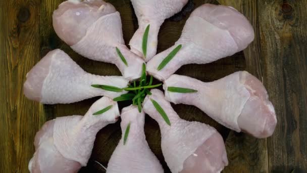Fresh Raw Chicken Drumsticks Rosemary Twigs Rotating Slowly Turntable Food — Vídeo de stock