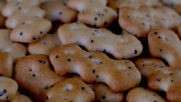 Stapel Kleine Cracker Koekjes Met Papaver Langzaam Draaien Draaitafel Voedselachtergrond — Stockvideo