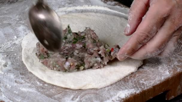 Chef Kok Maakt Vleespasteitjes Kutaba Cheburki Rauw Gehakt Vlees Met — Stockvideo