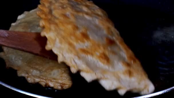 Pasteitjes Vullen Vlees Cheburek Gebakken Bakolie Hete Koekenpan Fast Food — Stockvideo