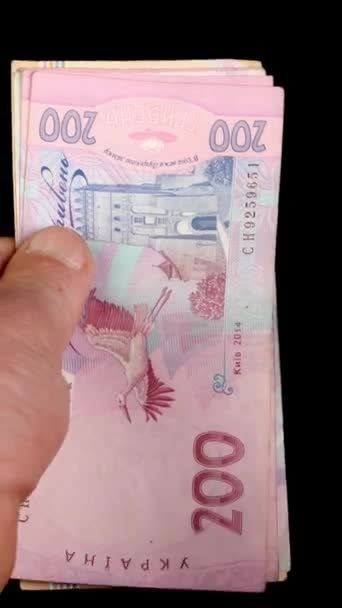 Mãos Contando Dinheiro Pilha Duzentas Contas Hryvnia Ucraniana Notas Recálculo — Vídeo de Stock