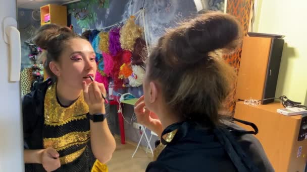 Artist Puts Makeup Front Mirror Performance Going Stage Dressing Room — Stock video