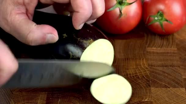 Slicing Eggplant Circle Wooden Cutting Board Knife Domestic Kitchen Preparation — Stok video