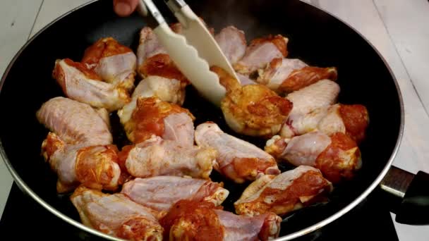 Many Sprinkled Spices Sliced Chicken Wings Preparation Turning Hot Frying — Vídeos de Stock