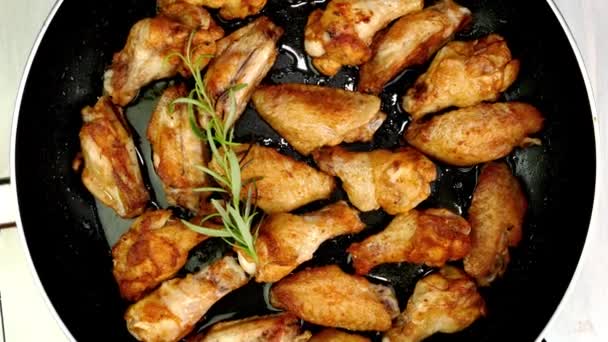 Many Sprinkled Spices Sliced Chicken Wings Preparation Turning Hot Frying — Stok video