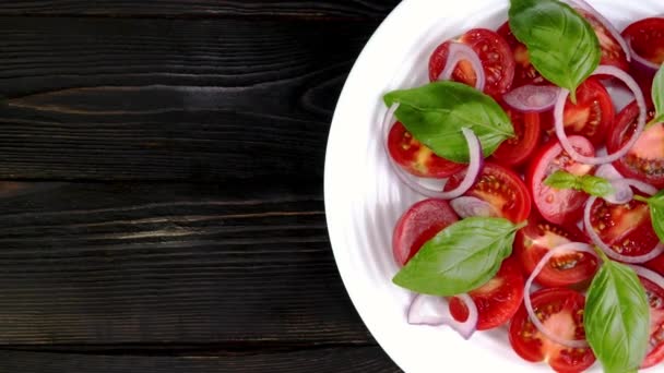 Tomato Salad Basil Chopped Onion White Ceramic Dish Rotate Slowly — Vídeo de stock