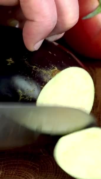 Slicing Eggplant Circle Wooden Cutting Board Knife Domestic Kitchen Preparation — Vídeo de Stock
