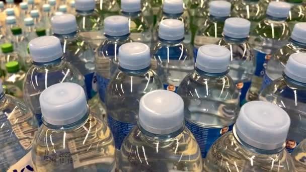 2022年8月 乌克兰基辅 展示了在超市连续在塑料瓶中喝的一系列Fizzy苏打水 供销售的健康饮料 靠近点 — 图库视频影像
