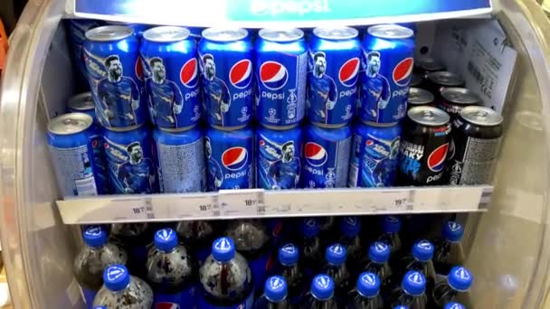 우크라 Kyiv 2022 슈퍼마켓에서 마시기 Pepsi Cola 라인의 케이스 음료를 — 비디오