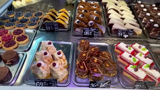 Vitrine Van Snoep Met Gebak Macarons Koop Supermarkt Assortiment Desserts — Stockvideo