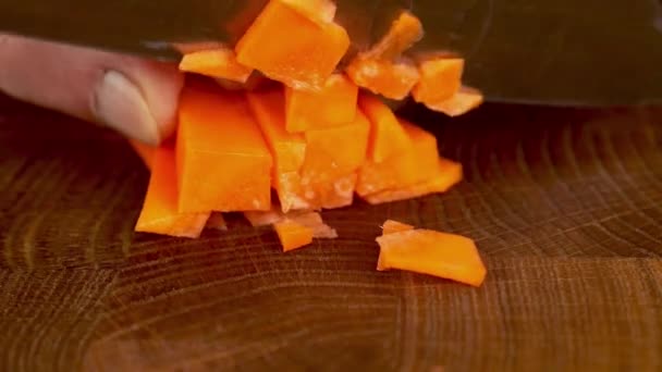 Cięcie Drobno Marchewki Drewnianej Desce Kuchennej Ostrym Nożem Kuchni Domowej — Wideo stockowe