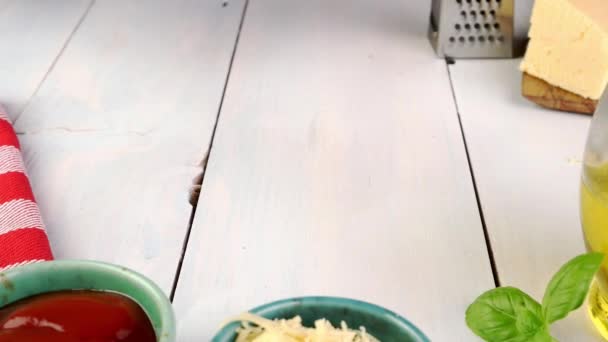 Poner Sobre Mesa Penne Pasta Con Salsa Carne Tomate Boloñesa — Vídeo de stock