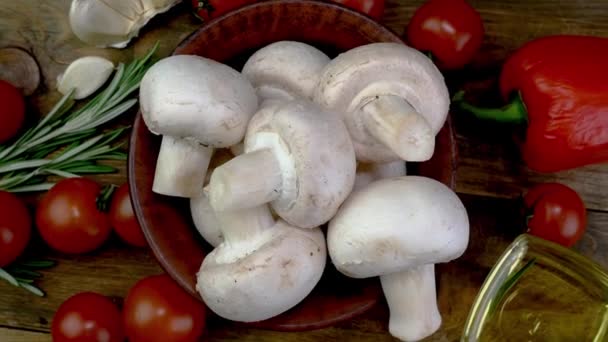 Fungo Champignons Bianco Commestibile Intero Con Rosmarino Pomodori Peperoni Aglio — Video Stock