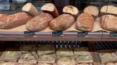 Kyiv, Ukrayna, Eylül 2022 - Taze pişmiş ekmek çeşidi süpermarkette satılmak üzere rafta duruyor. Market vitrinindeki mallar. Kapat..