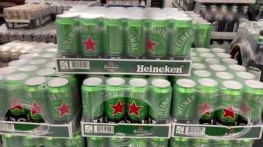 Kyiv, Ukrayna, Eylül 2022 - Ticaret katındaki süpermarket alkol reyonunda yeşil metal kutularda heineken biraları. Yakın plan..