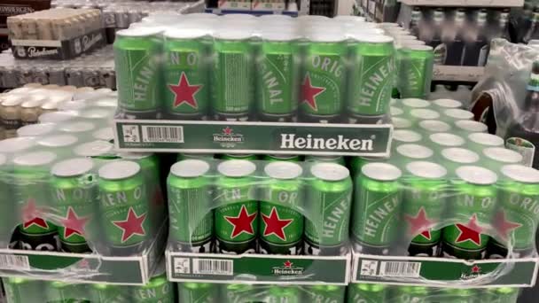 Kiew Ukraine September 2022 Reihenweise Heineken Bier Grünen Metalldosen Der — Stockvideo