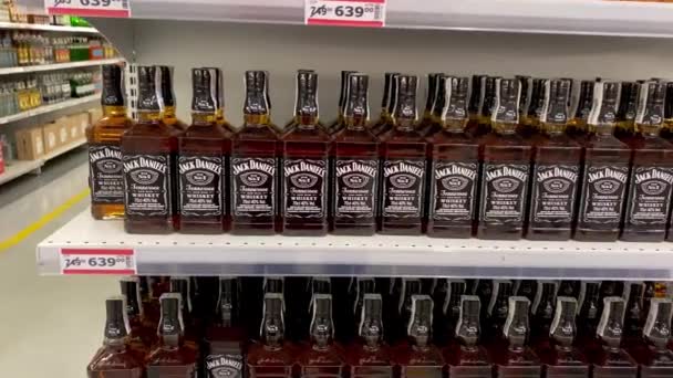 2022年9月 乌克兰基辅 一排排的杰克 丹尼尔豪华威士忌品牌的瓶子将在超市酒类部门的货架上出售 靠近点 — 图库视频影像
