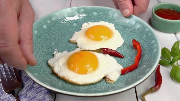 Virando Dois Ovos Fritos Com Gema Sorriso Prato Azul Dar — Vídeo de Stock