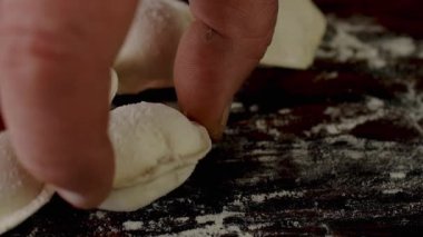 Hamur hamurlu hamur tatlısı ve mutfak tahtasına doldurulmuş et. Ev yapımı sağlıklı geleneksel Çin yemekleri hazırlamak için. Kapat..