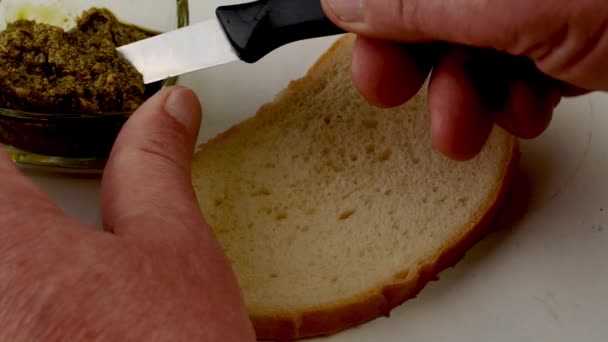 用菜刀在面包上涂上绿豆酱 准备三明治 味道鲜美的素食和素食 慢动作靠近点 — 图库视频影像