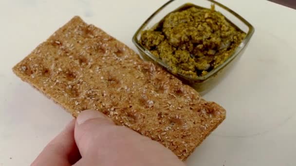Зелений Соус Песто Викладають Житній Хрусткий Хліб Ножем Приготування Бутерброду — стокове відео