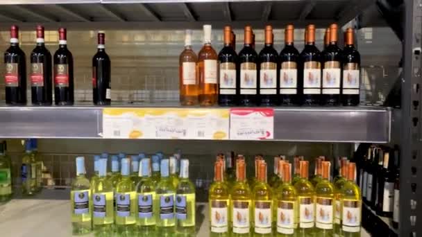 Kiev Ucrânia Outubro 2022 Mão Tiro Fileiras Garrafas Com Vinho — Vídeo de Stock