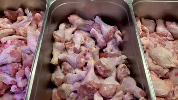 Ωμό Κρέας Μερών Κοτόπουλου Δοχείο Στο Τμήμα Τροφίμων Στο Πάγκο — Αρχείο Βίντεο
