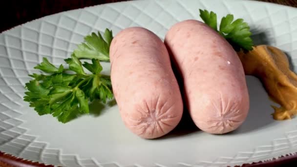 Dos Salchichas Hervidas Con Perejil Fresco Mostaza Giran Lentamente Plato — Vídeos de Stock