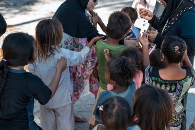 Sibuan, Malezya - 26 Kasım 2019: Köydeki Bajau Laut çocuklarına atıştırmalık ve mal dağıtan ziyaretçiler.