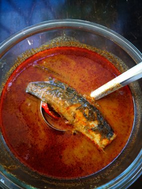 Geleneksel Malezya yemekleri. Sos soslu Asya mutfağı balığı. Gulai ikan sembilang Penang 'da popülerdir..