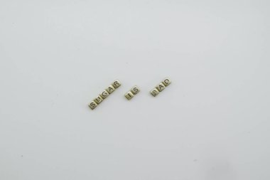 Şeker yok, şeker kötü, şekere hayır de. Diyabet kavramı, sağlığı iyileştirmek için şeker tüketiminin olmadığını öne sürüyor