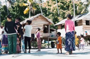Sibuan, Malezya - 26 Kasım 2019: Bajau Laut halkı Sibuan adasındaki köylerinde, ASemporna. Adadaki köylerde yaşıyorlar..