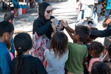 Sibuan, Malezya - 26 Kasım 2019: Köydeki Bajau Laut çocuklarına atıştırmalık ve mal dağıtan ziyaretçiler.