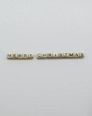 Mutlu Noeller, beyaz arka planda altın zarlarla yazılıyor..