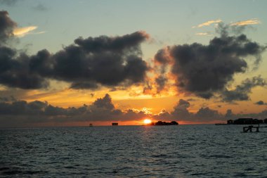 Bulutları ve denizi olan karanlık gökyüzü, Semporna 'da gün doğumu, Sabah, Malezya.