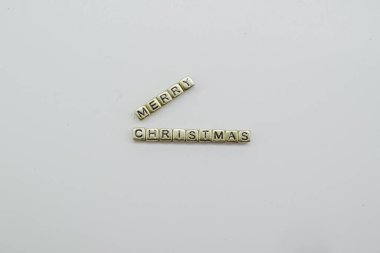 Mutlu Noeller, beyaz arka planda altın zarlarla yazılıyor..