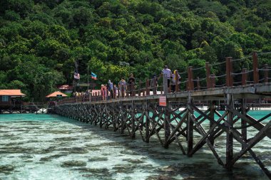 Semporna, Malezya - 26 Kasım 2019: Bohey Dulang Adası 'na giden turistlerle dolu Jetty Köprüsü.