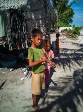 Semporna, Malezya - 26 Kasım 2019: Bajau Laut halkı Sibuan adasındaki köylerinde, Semporna.