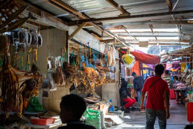 Semporna, Malezya - 28 Kasım 2019: Semporna 'daki yerel bir pazarın görüntüsü.