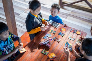 Semporna, Malezya - 25 Kasım 2019: Çocuklar okul tatilinde birlikte oynuyorlar.