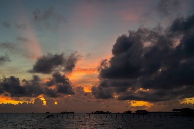 Günbatımı arka plan ve açık denizde güneş ışığı güzel bulutlarla.