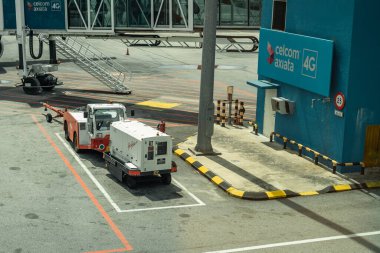 KLIA2, MALAYSIA - 24 Kasım 2019: Havaalanı çalışanları tarafından kullanılan havaalanı taşımacılarının görüntüsü.