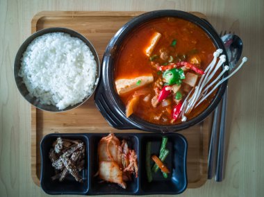 Masada nefis Kore yemekleri servis ediliyor..