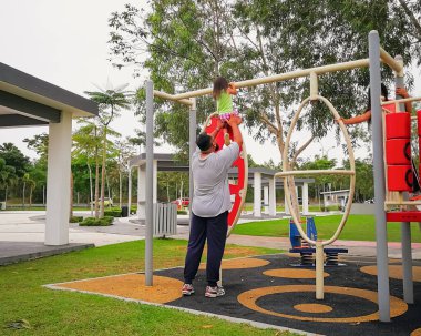 Nilai, Malezya - 30 Kasım 2019: Çocuk parkında aile eğlencesi.