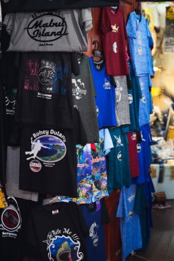Semporna, Malezya - 28 Kasım 2019: Yerel halk ejderha hanı yakınlarındaki turistlere mal satıyor..