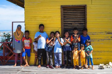 Semporna, Malezya - 27 Kasım 2019: Çocuklar okul tatilini birlikte geçirdikten sonra veda etmeden önce fotoğraf çekiyorlar.