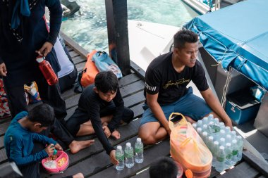 Semporna, Malezya - 26 Kasım 2019: Bohey Dulang Adası 'nda öğle yemeği yiyen ada turu müşterileri.