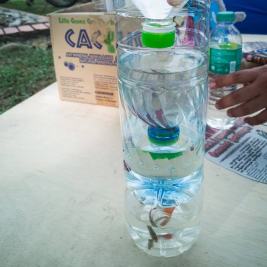 Selangor, Malezya - 8 Aralık 2019: Geri dönüşüm şişesi küçük bir akvaryuma dönüştürüldü..